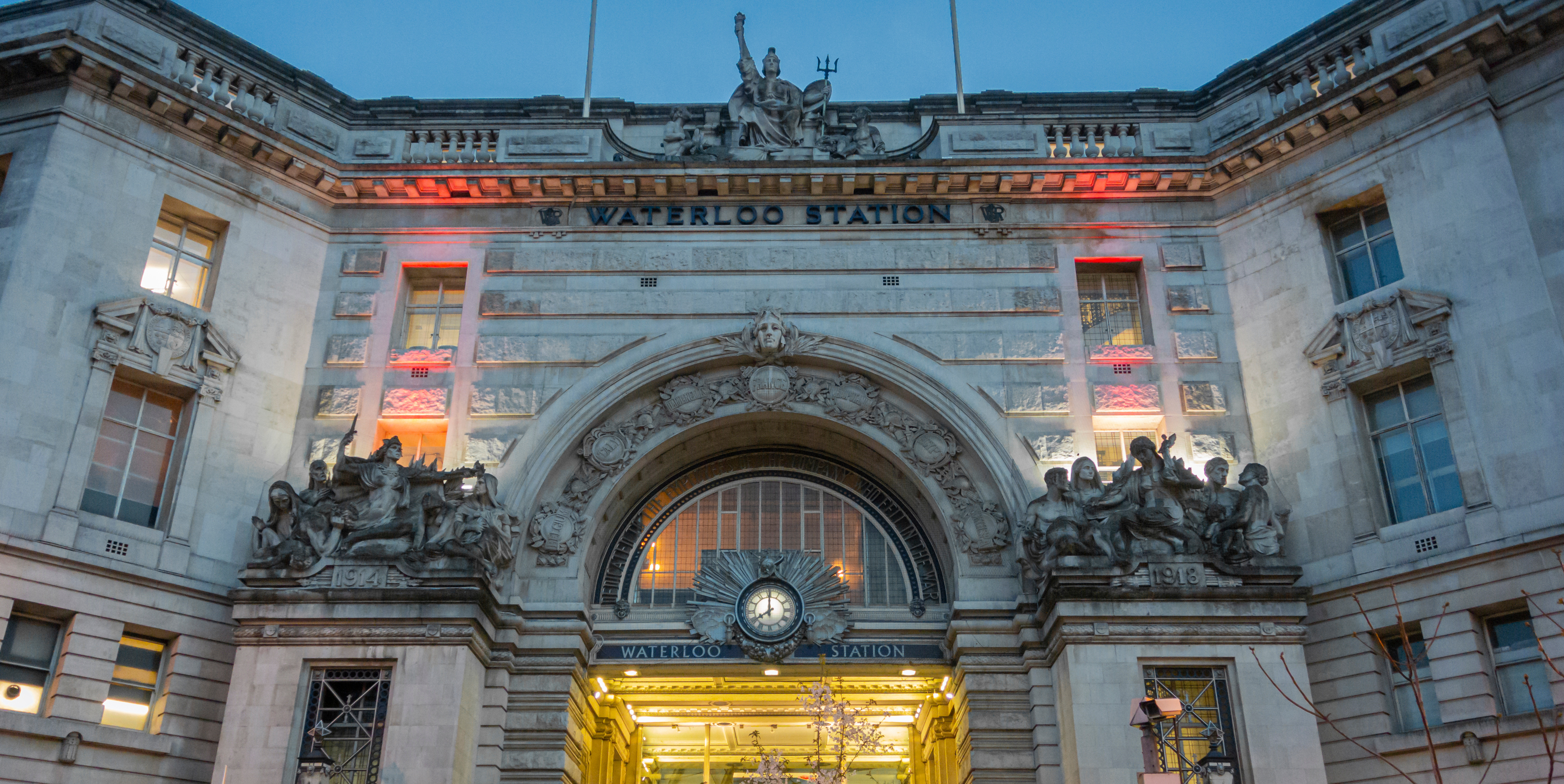 The historic entrance to London Waterloo Station, a practical starting point for direct train journeys to Wimbledon.